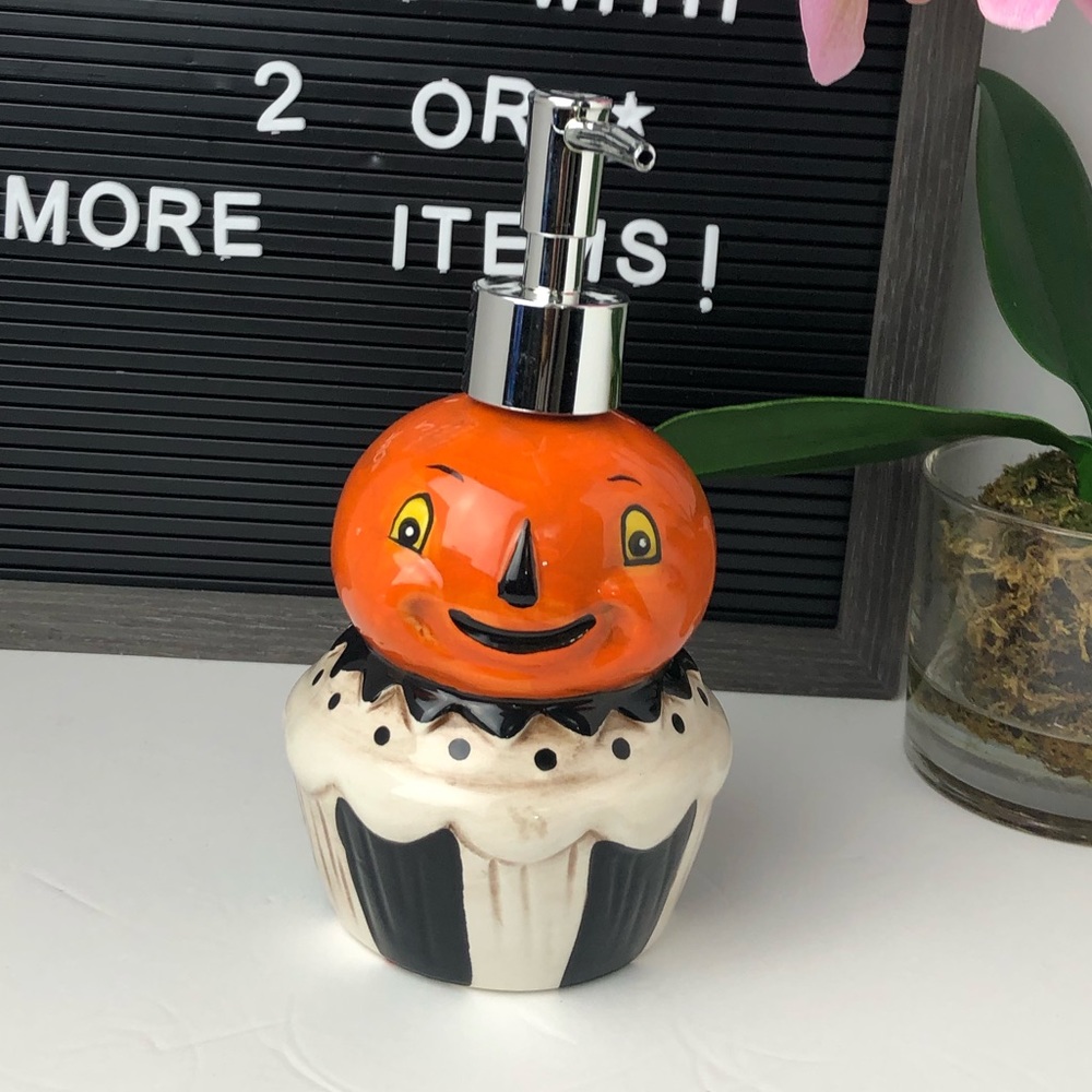 ๐ป๐ New Johanna Parker pumpkin peep soap dispenser